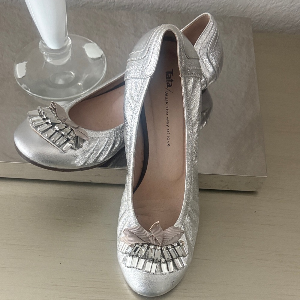 Women's Elegant Silver Flats, leather